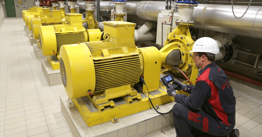 Maintenance man in a manufacturing facility using the VIBSCANNER vibration measurement tool on an asset.