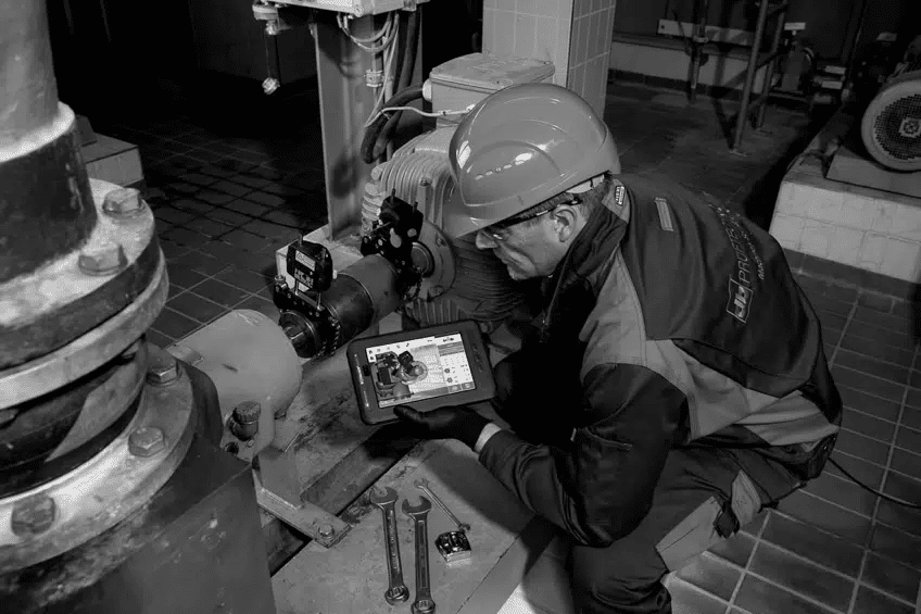 A maintenance professional uses a measurement device by Pruftechnik to maximize precision and efficiency.